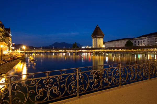 Slavný Kapličkový most, Luzern, Švýcarsko — Stock fotografie