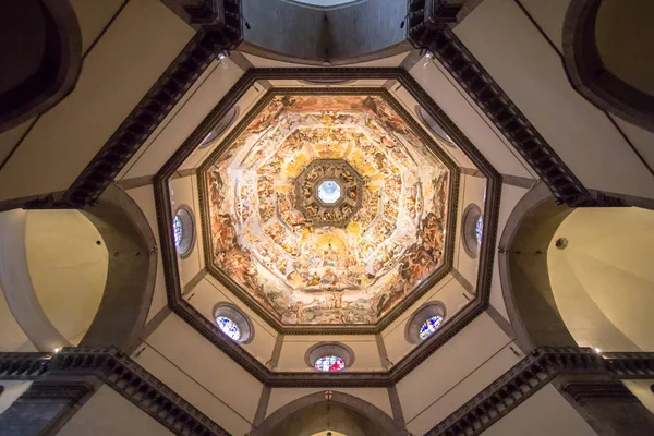 Foto van de dag des oordeels op het plafond van de koepel in Santa Maria — Stockfoto