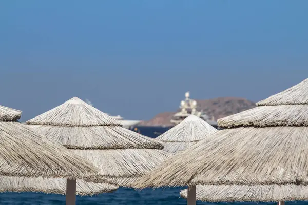 Sombrillas de paja en la playa — Foto de Stock