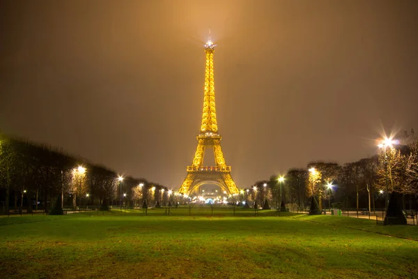 Eiffeltoren in de nacht in Parijs, Frankrijk — Stockfoto
