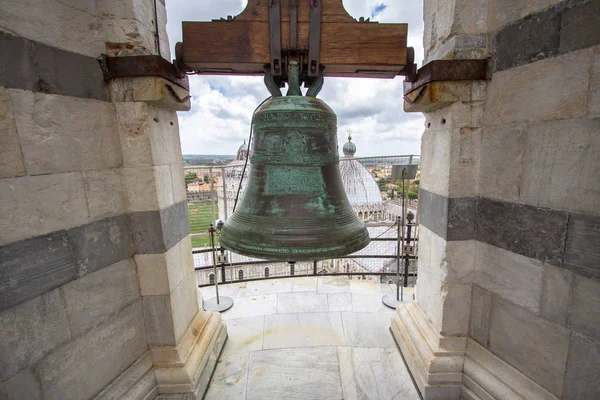 Campana en la torre de Pisa, Italia — Foto de Stock