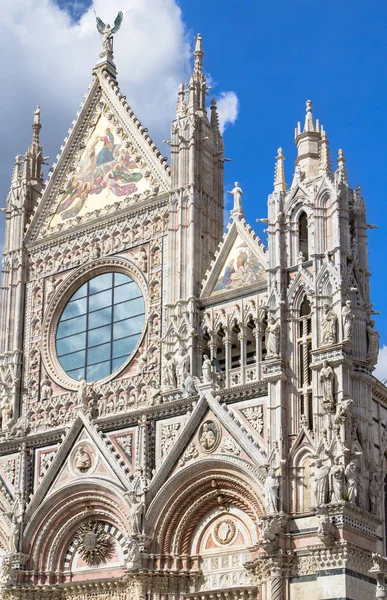 Vorderwand der Kathedrale von Siena, Toskana, Italien — Stockfoto