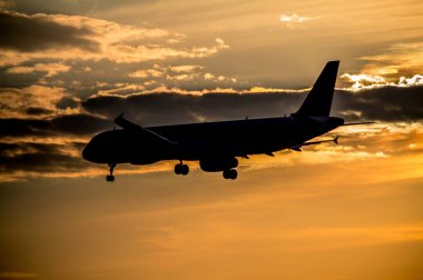 Gün batımında uçak inecek.