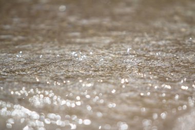 Kabarcıklı deniz köpüğü ve kum plaj