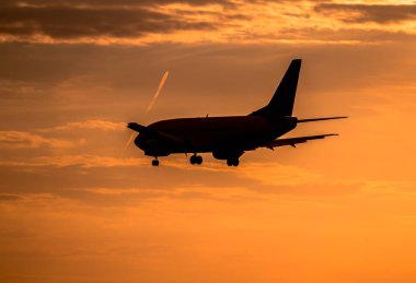 Gün batımında uçak inecek.