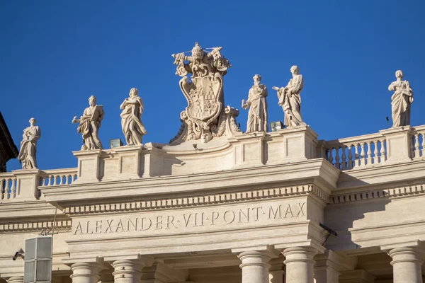Estátuas na Catedral de São Pedro em Roma — Fotografia de Stock