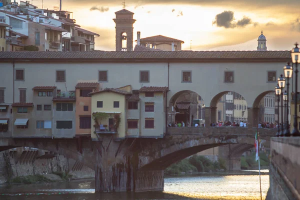 Blick auf Ponte Vecchio bei Sonnenuntergang, Florenz, Italien — Stockfoto