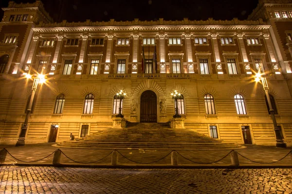 Palast der italienischen Regierung montecitorio in rom — Stockfoto