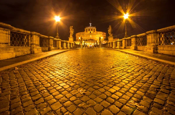 Castillo de San Ángel y puente sobre el río Tíber en Roma —  Fotos de Stock