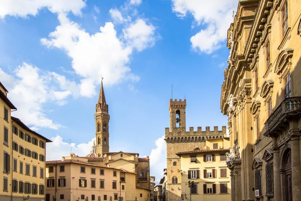 Città vecchia di Firenze con caratteristiche architettoniche classiche — Foto Stock