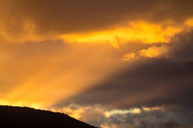 Volkan Teide üzerinde gökyüzü günbatımı 