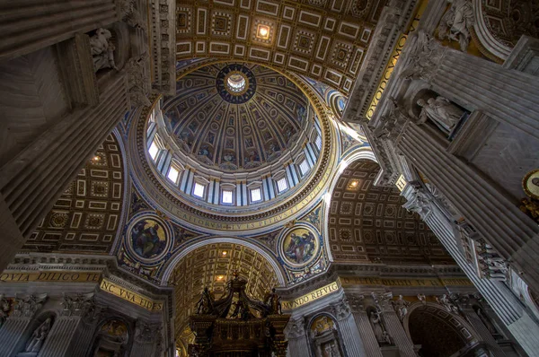 Innenraum der Petersbasilika, Rom — Stockfoto