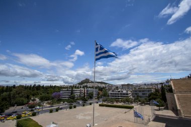Yunan bayrağı sallayarak