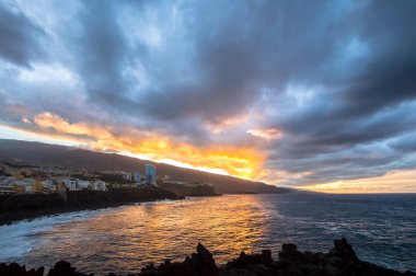 Volkan Teide üzerinde gökyüzü günbatımı 