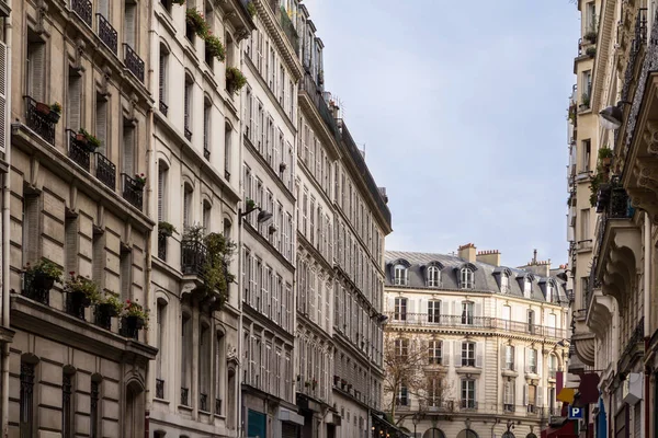 Fachada exterior de un edificio parisino — Foto de Stock