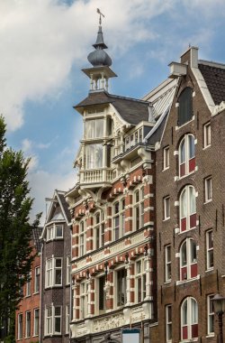 Amsterdam 'da geleneksel eski binalar