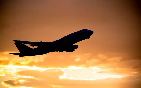 Flugzeug hebt ab — Stockfoto