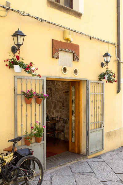 Straßen der Altstadt von Alghero, Italien — Stockfoto
