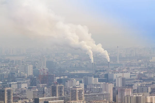 2 つの工場の煙突から出てくる煙 — ストック写真