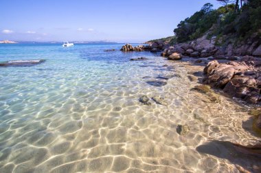 Plajda Baja Sardinia Sardunya, İtalya
