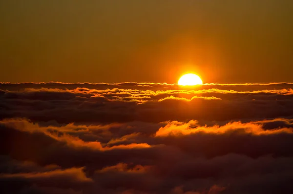 Coucher de soleil au-dessus des nuages — Photo