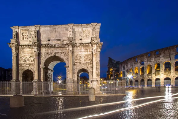 O Coliseu e o Arco de Constantino em Roma — Fotografia de Stock