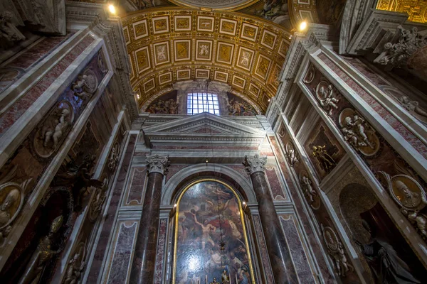 内部的圣 · 彼得斯大教堂，罗马 — 图库照片