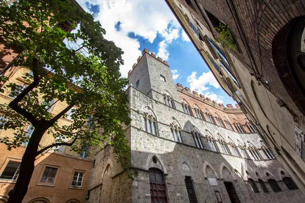 İtalya, Siena 'da dar bir ortaçağ caddesi — Stok fotoğraf