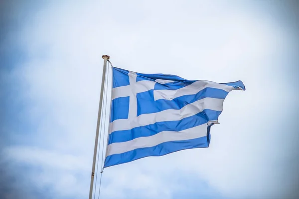 Macha grecką banderą — Zdjęcie stockowe