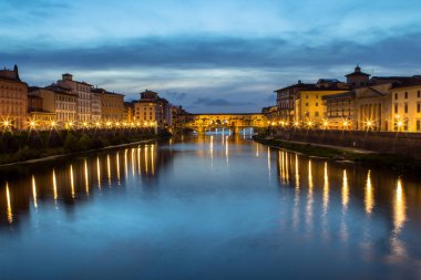 Ponte Vecchio alacakaranlıkta, Florence, İtalya