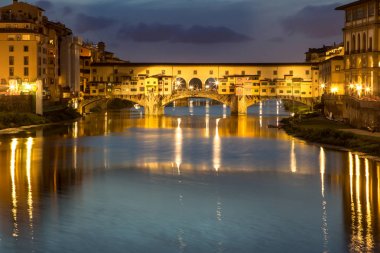 Ponte Vecchio alacakaranlıkta, Florence, İtalya
