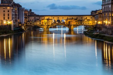 Ponte Vecchio alacakaranlıkta, Florence, İtalya