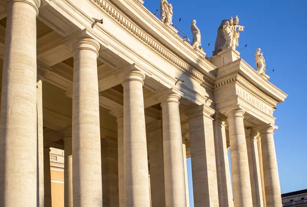 Sütunlar üzerinde St. Peter's Square, Vatikan, İtalya — Stok fotoğraf