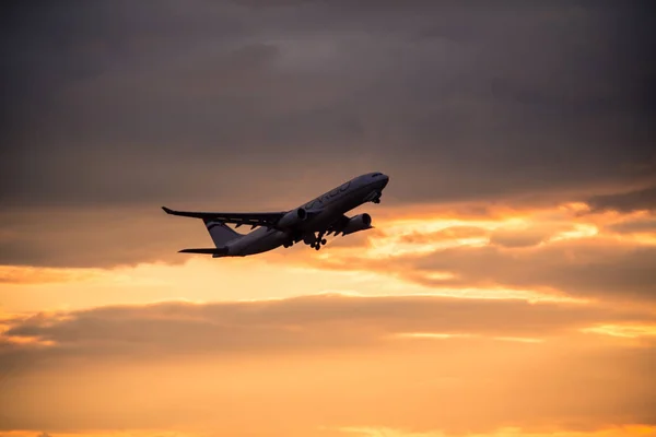 Silhouette eines Flugzeugs bei Sonnenuntergang — Stockfoto