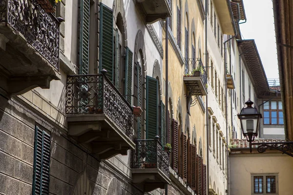 Estrecha calle medieval en Florencia, Italia —  Fotos de Stock