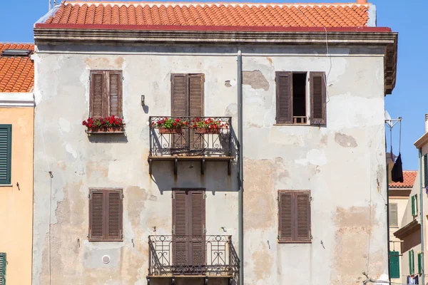 Hermosa fachada antigua casa en Italia — Foto de Stock