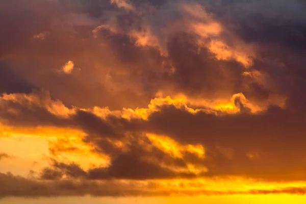 Api oranye matahari terbenam langit — Stok Foto