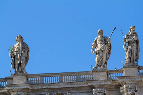 Estátuas na Catedral de São Pedro em Roma — Fotografia de Stock