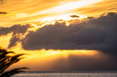 Denizin üzerinde gün batımı 