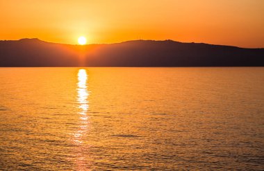 Denizin üzerinde gün batımı