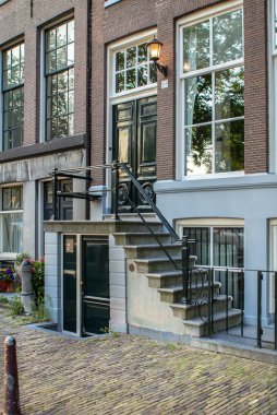 Amsterdam 'da geleneksel eski binalar