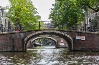 Amsterdam kanal üzerinden köprü