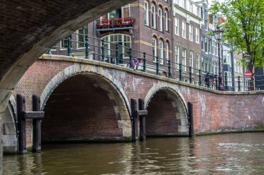 Amsterdam kanal üzerinden köprü