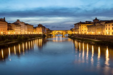 Ponte Vecchio alacakaranlıkta, Florence, İtalya