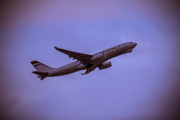 Flugzeug hebt ab — Stockfoto