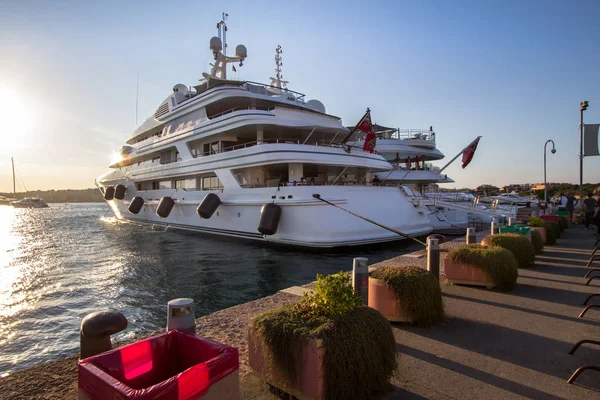 Yates de lujo y ricos amarrados en un puerto de Porto Cervo — Foto de Stock