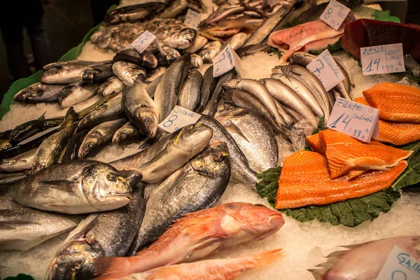 Frutos do mar frescos no mercado em Barcelona — Fotografia de Stock