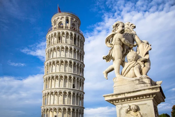 Schiefer Turm von Pisa und die Fontana dei putti, Italien — Stockfoto