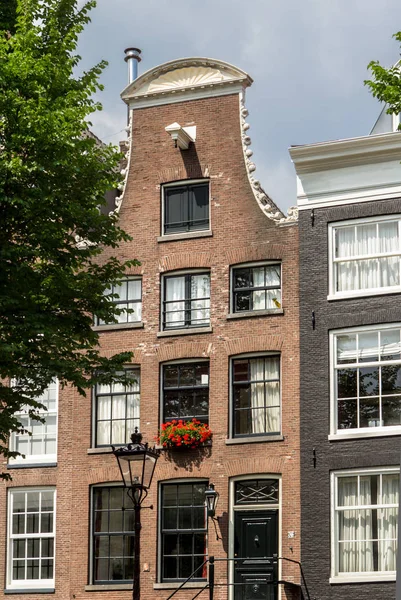 Traditionella gamla byggnader i Amsterdam — Stockfoto