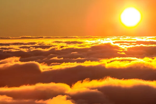 Zonsondergang boven de wolken — Stockfoto